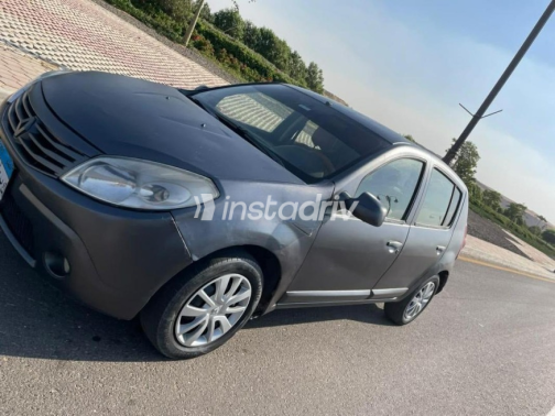 Renault Sandero 2011 Black Automatic Used for Sale in Cairo - 7