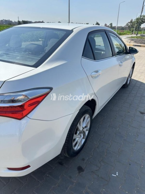 Toyota Corolla 2017 White Automatic Used for Sale in Shibin el Kom  - 4