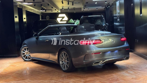 مرسيدس E 200 2022 رمادي أوتوماتيك مستعملة للبيع في مصر الجديدة - 2
