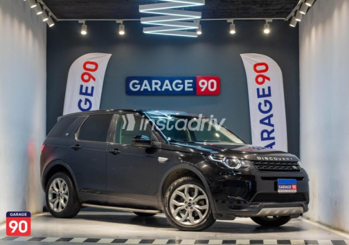 Land Rover Discovery 2018 Black Automatic Used for Sale in Sheikh Zayed City - 3