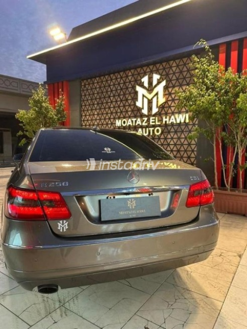 Mercedes E 250 2011 Brown Automatic Used for Sale in Nasr city - 6