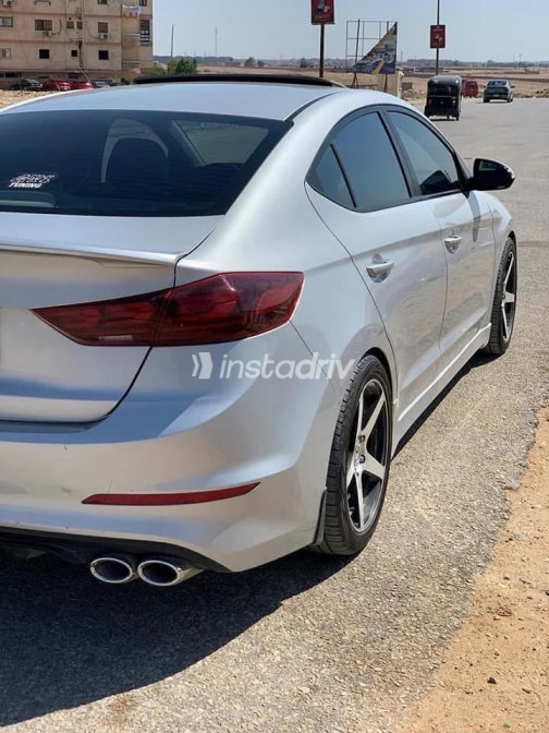 هيونداي إلنترا اى دى 2019 فضي أوتوماتيك مستعملة للبيع في الجيزة - 2
