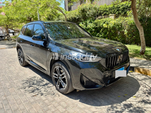 بي ام دبليو X1 2025 أسود أوتوماتيك مستعملة للبيع في القاهرة - 4