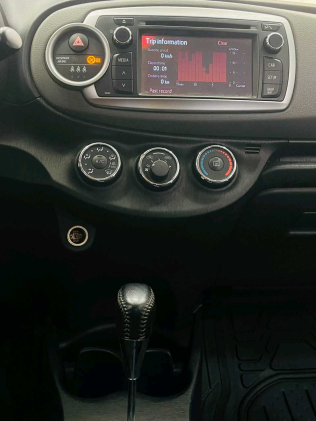 Toyota Yaris 2014 Silver Automatic Used for Sale in Alexandria