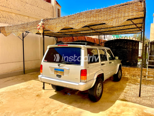 Jeep Cherokee 2002 Silver Automatic Used for Sale in Hurghada - 2