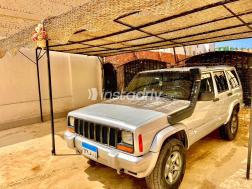 Jeep Cherokee 2002 Silver Automatic Used for Sale in Hurghada - 5