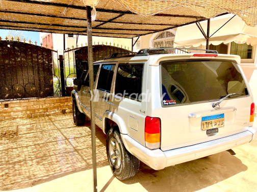 Jeep Cherokee 2002 Silver Automatic Used for Sale in Hurghada - 8