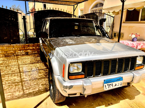Jeep Cherokee 2002 Silver Automatic Used for Sale in Hurghada - 9