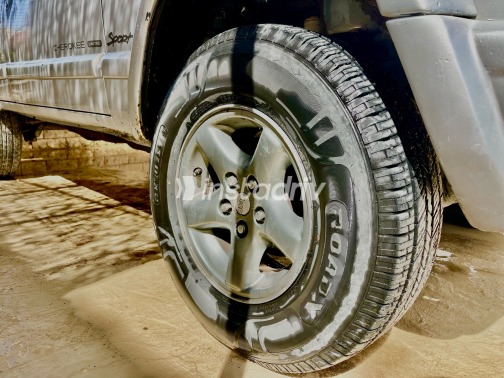 Jeep Cherokee 2002 Silver Automatic Used for Sale in Hurghada - 10