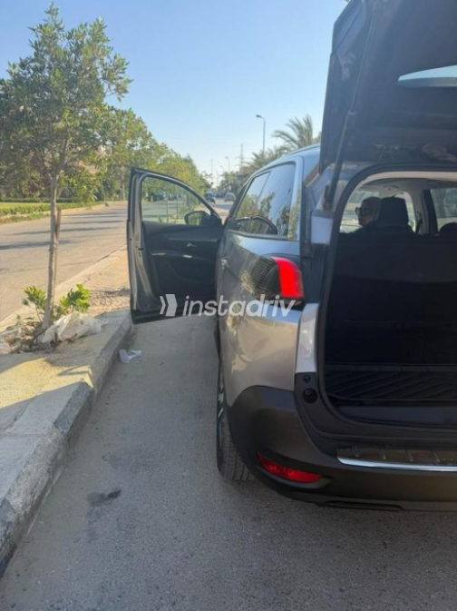 بيجو 5008 2020 فضي أوتوماتيك مستعملة للبيع في القاهرة - 8