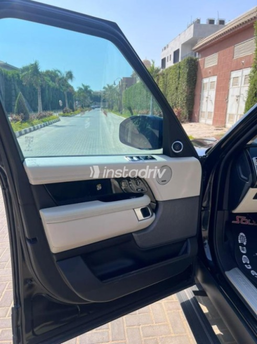 Land Rover Range Rover Vogue 2021 Black Automatic Used for Sale in Cairo - 4