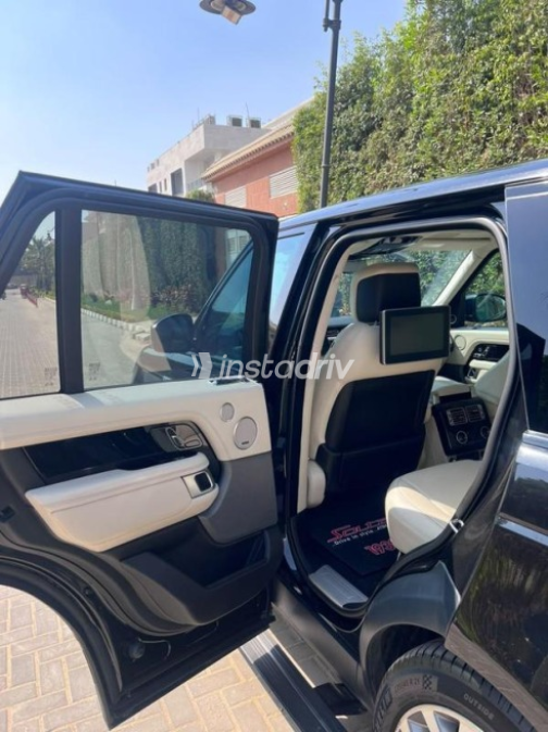 Land Rover Range Rover Vogue 2021 Black Automatic Used for Sale in Cairo - 10
