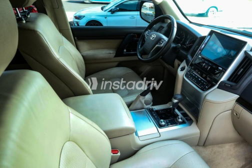 تويوتا لاند كروزر 2019 أبيض أوتوماتيك مستعملة للبيع في مدينتى - 9