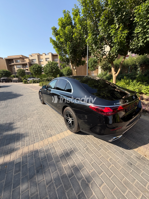 مرسيدس E 200 2024 أسود أوتوماتيك مستعملة للبيع في الجيزة - 5