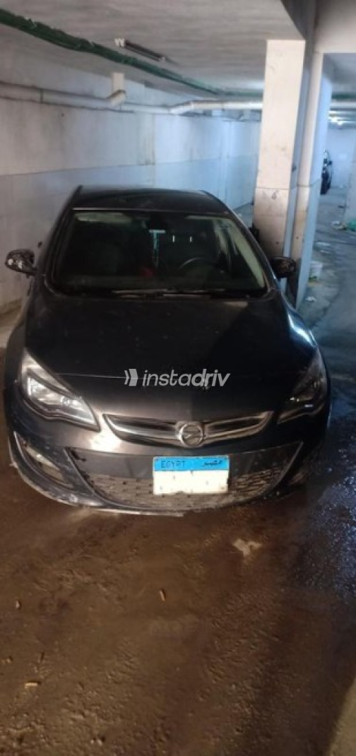 اوبل أسترا 2014 رمادي غامق أوتوماتيك مستعملة للبيع في الإسكندرية - 1