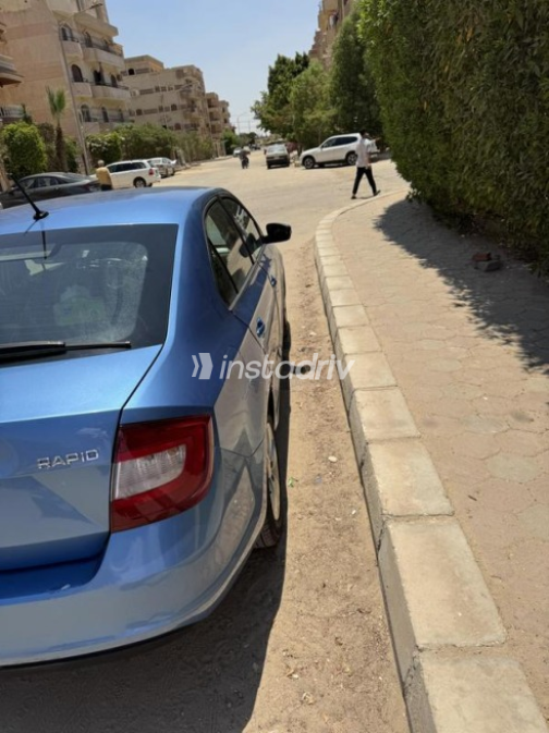سكودا رابيد 2019 أزرق أوتوماتيك مستعملة للبيع في 6 أكتوبر - 4