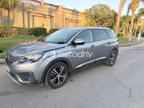 بيجو 5008 2019 فضي أوتوماتيك مستعملة للبيع في الجيزة - 2