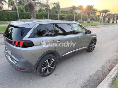 بيجو 5008 2019 فضي أوتوماتيك مستعملة للبيع في الجيزة - 3