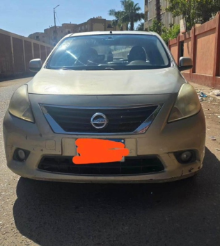نيسان صنى 2015 ذهبي أوتوماتيك مستعملة للبيع في أسيوط
