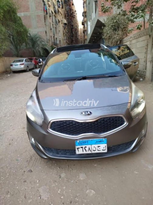 كيا كارينز 2015 رمادي غامق أوتوماتيك مستعملة للبيع في الجيزة - 1