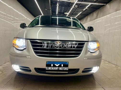 Chrysler Town & Country 2006 Silver Automatic Used for Sale in Heliopolis - 1
