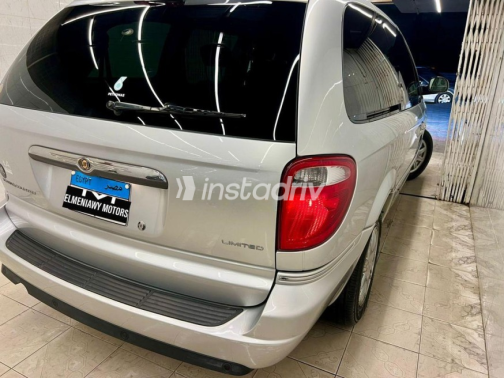 Chrysler Town & Country 2006 Silver Automatic Used for Sale in Heliopolis - 6