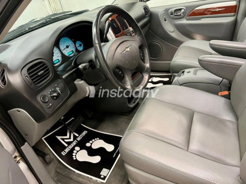 Chrysler Town & Country 2006 Silver Automatic Used for Sale in Heliopolis - 9