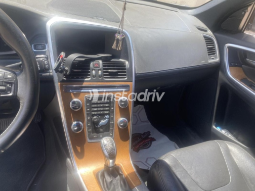 فولفو XC60 2016 أحمر غامق أوتوماتيك مستعملة للبيع في 6 أكتوبر - 7