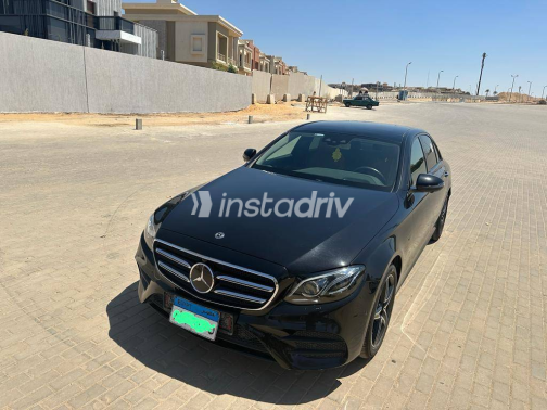 مرسيدس E 300 2019 أسود أوتوماتيك مستعملة للبيع في القاهرة - 4