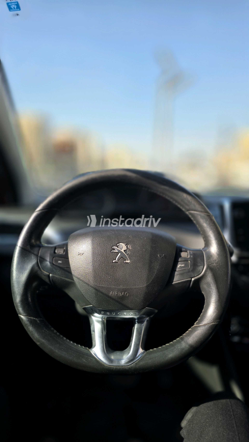 Peugeot 2008 2020 White Automatic Used for Sale in Nasr city - 5