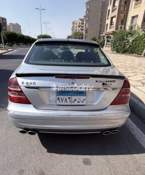 Mercedes E 240 2004 Silver Automatic Used for Sale in Madinaty - 2