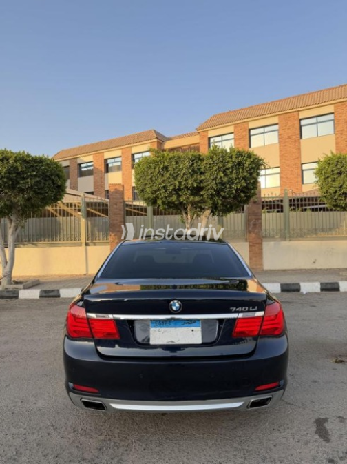 بي ام دبليو 740 2011 أزرق غامق أوتوماتيك مستعملة للبيع في مصر الجديدة - 5