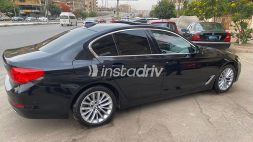 بي ام دبليو 520 2020 أسود أوتوماتيك مستعملة للبيع في القاهرة - 6