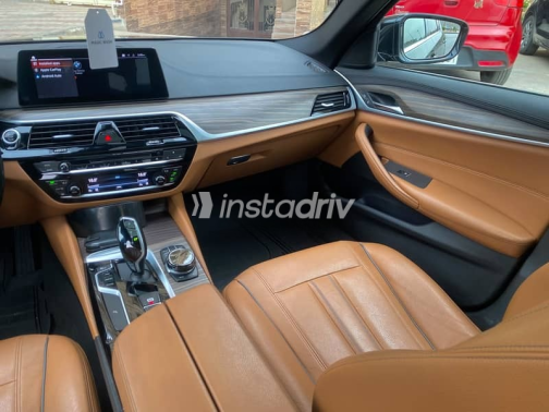 بي ام دبليو 520 2020 أسود أوتوماتيك مستعملة للبيع في القاهرة - 9