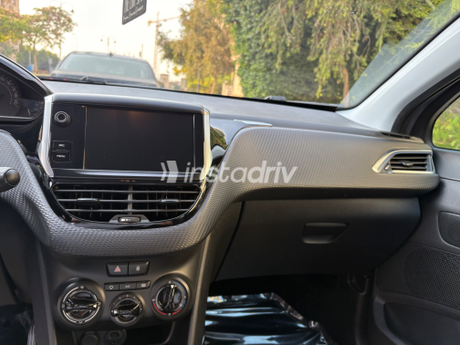 Peugeot 2008 2018 Silver Automatic Used for Sale in Madinaty - 9