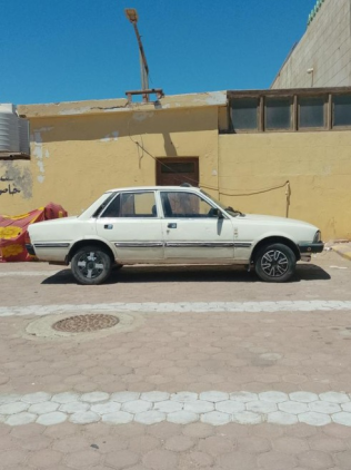 بيجو 505 1980 أبيض أوتوماتيك مستعملة للبيع في رأس غارب
