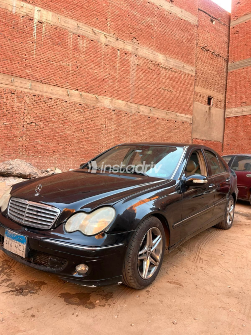 مرسيدس C 200 2005 أسود يدوي مستعملة للبيع في القاهرة - 1
