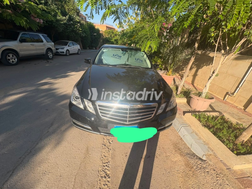Mercedes E 250 2011 Black Automatic Used for Sale in Giza - 9