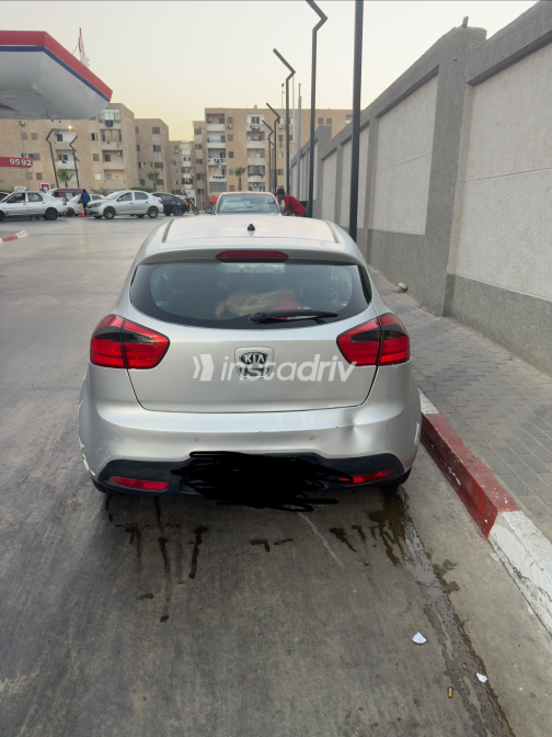 كيا ريو 2014 فضي أوتوماتيك مستعملة للبيع في الجيزة - 2