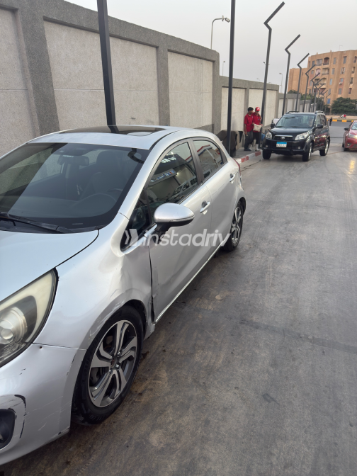 كيا ريو 2014 فضي أوتوماتيك مستعملة للبيع في الجيزة - 7