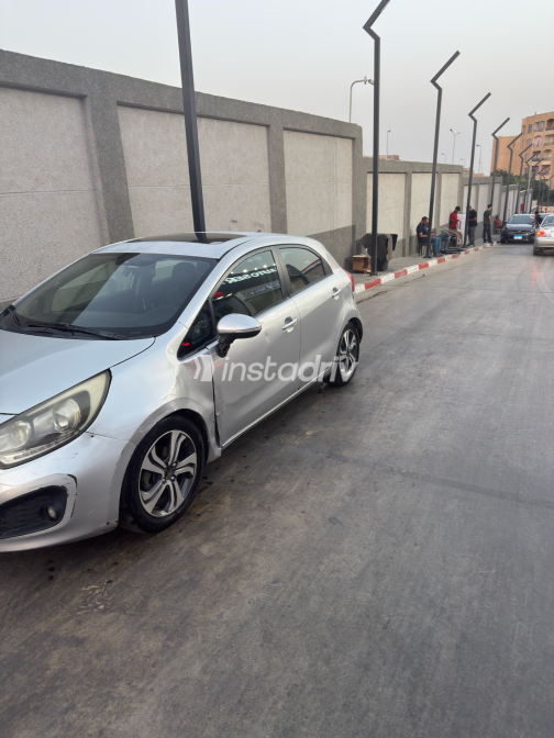 كيا ريو 2014 فضي أوتوماتيك مستعملة للبيع في الجيزة - 8