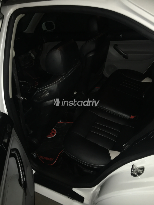 Volkswagen Bora 2000 White Automatic Used for Sale in Alexandria - 1
