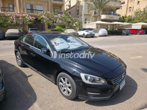 فولفو S60 2014 أسود أوتوماتيك مستعملة للبيع في القاهرة - 2