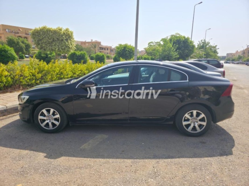فولفو S60 2014 أسود أوتوماتيك مستعملة للبيع في القاهرة - 3