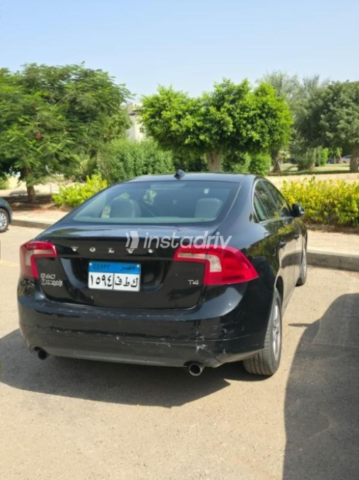 فولفو S60 2014 أسود أوتوماتيك مستعملة للبيع في القاهرة - 4