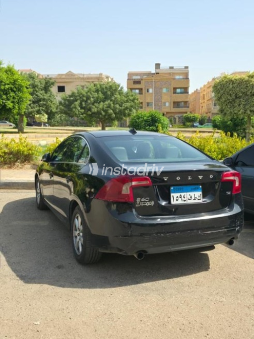 فولفو S60 2014 أسود أوتوماتيك مستعملة للبيع في القاهرة - 5