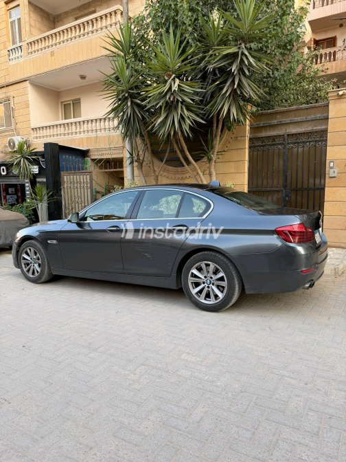 بي ام دبليو 520 2015 رمادي أوتوماتيك مستعملة للبيع في الهرم - 2
