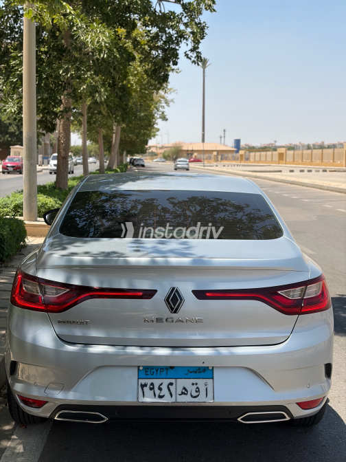 رينو ميجان 2022 فضي CVT مستعملة للبيع في شيراتون - 2