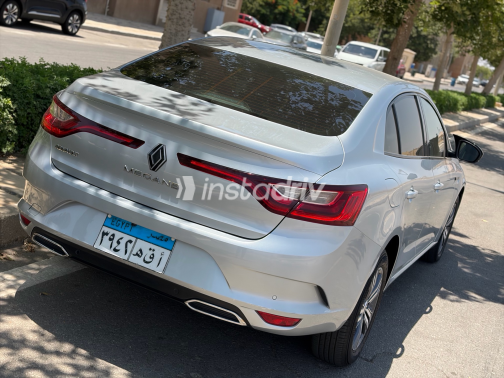 رينو ميجان 2022 فضي CVT مستعملة للبيع في شيراتون - 3