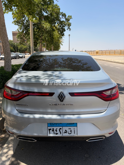رينو ميجان 2022 فضي CVT مستعملة للبيع في شيراتون - 4